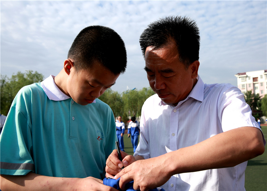 新聞名稱：畢業時(shí)難舍難分
添加日期：2018-06-26 12:25:57
浏覽次數(shù)：5155